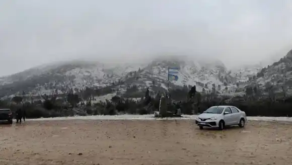 El "lado b" de la nieve caída en Sierra de la Ventana: Suspensión de clases y rutas peligrosas por congelamiento