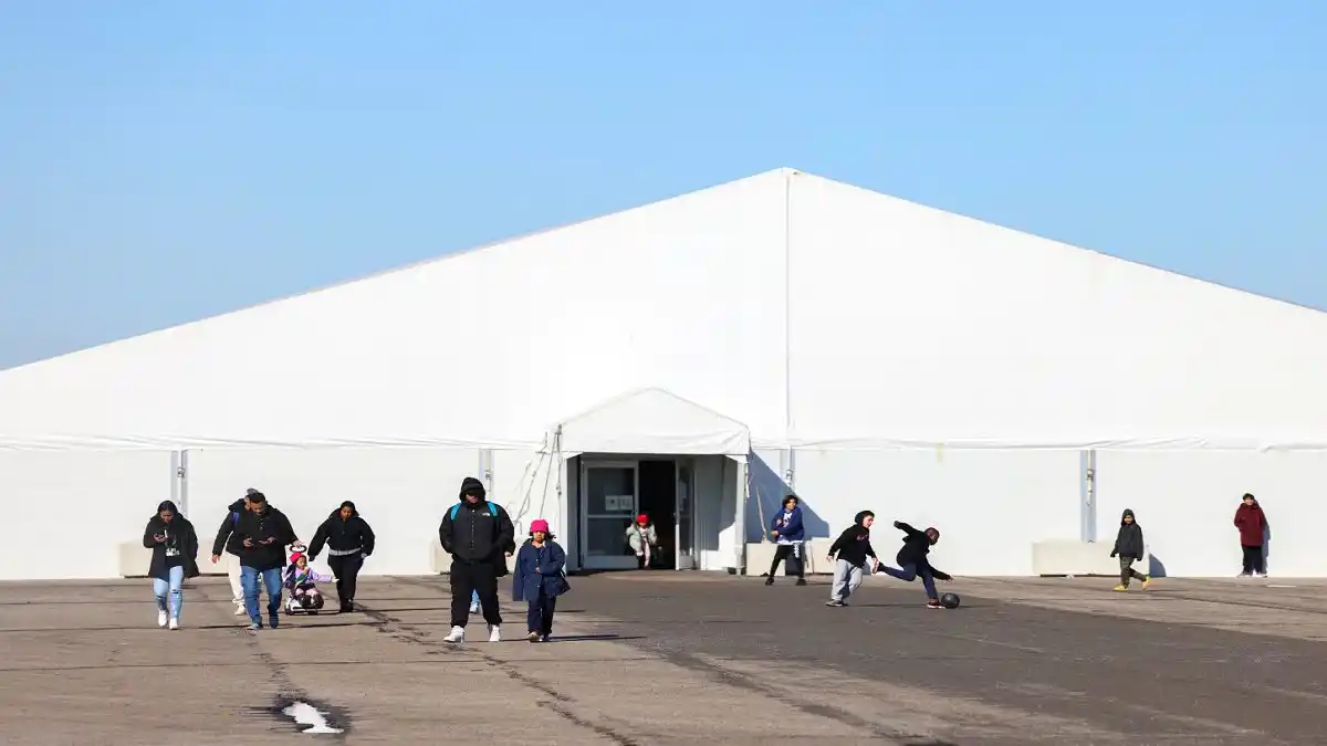 CONFINADOS y AISLADOS: enorme campamento de extranjeros refleja la crisis migratoria en EE.UU.