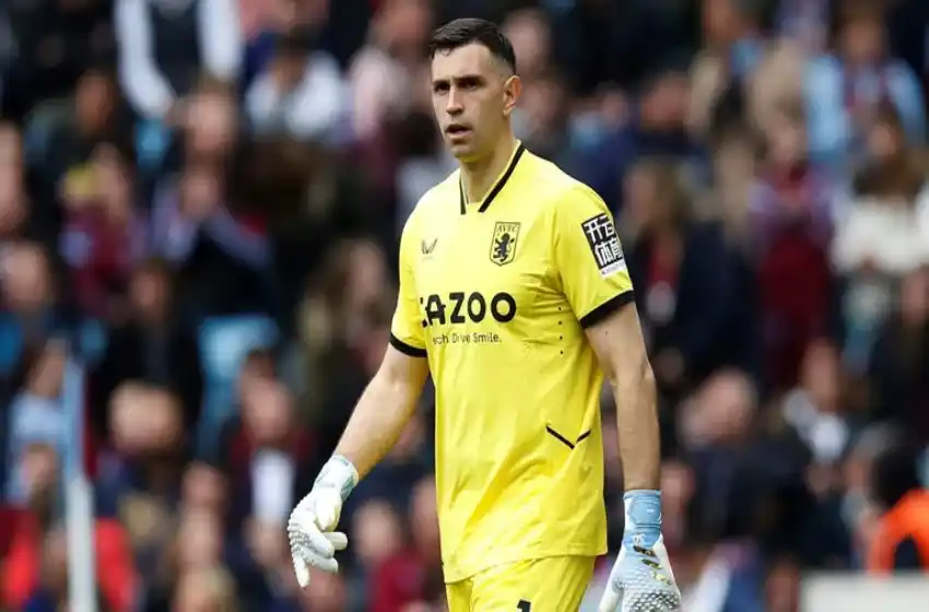 Dibu Martínez, otra vez figura del Aston Villa