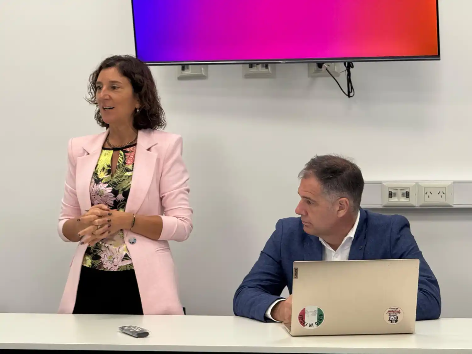 La senadora departamental Leticia Di Gregorio junto al subsecretario del organismo, Roberto Ryan.