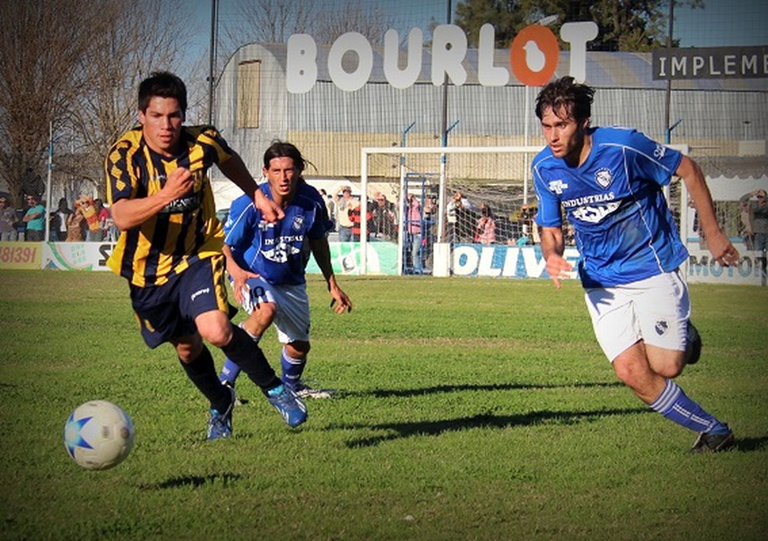 Copa Gualeguaychú: Noche de clásicos en el Municipal y en el Treisse
