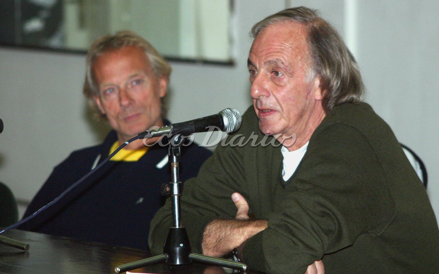 César Luis Menotti durante una charla en Necochea