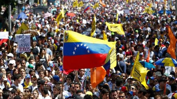 RECHAZAN «CAMBIO de democracia por petróleo»: mujeres exigen a EE.UU. mantener posición fuerte sobre Venezuela