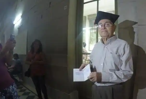 Hipólito, el entrerriano que a los 84 años se recibió de profesor