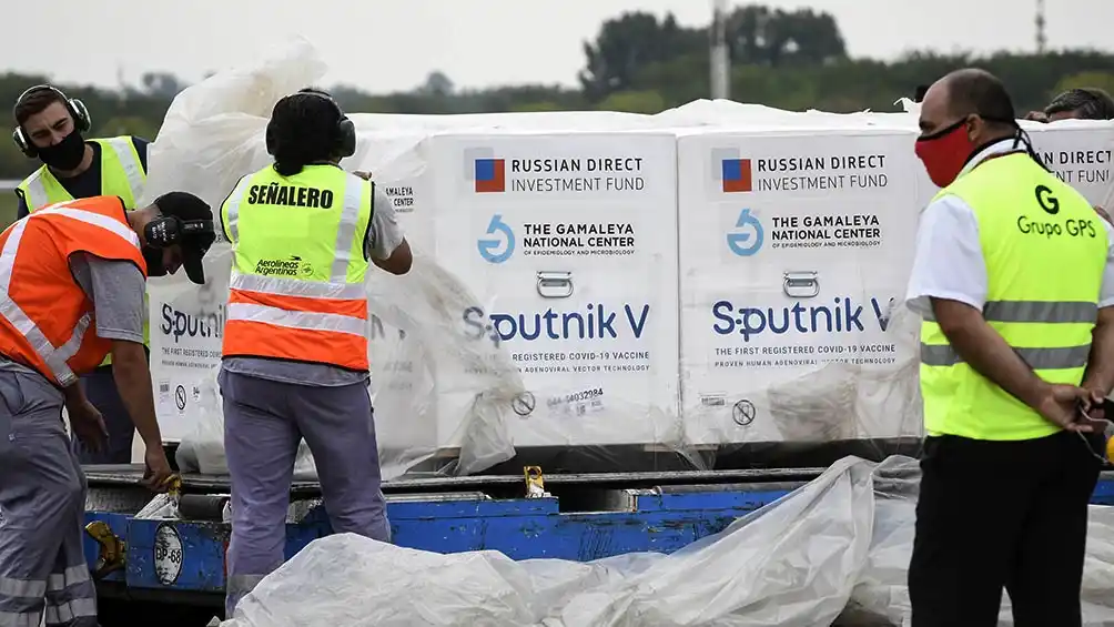 Llega al país el vuelo que trae 500.000 dosis de la Sputnik V desde Moscú