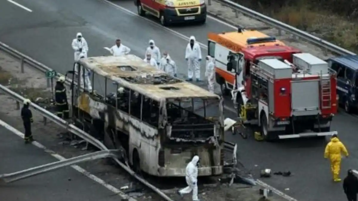 Un autobús se prende fuego en la autopista: al menos 46 muertos