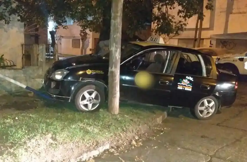 Sin licencia, seguro ni VTV chocó a un taxi y la pasajera debió ser trasladad al hospital