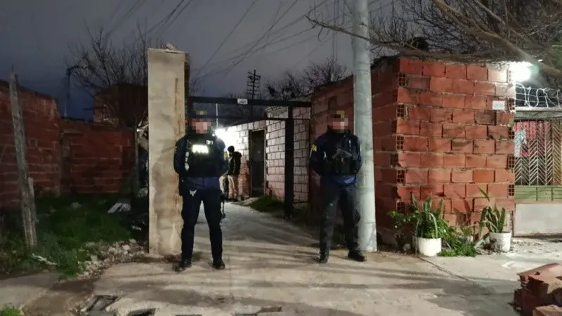Diez allanamientos en Villa Banana tras una escalada de enfrentamientos entre bandas