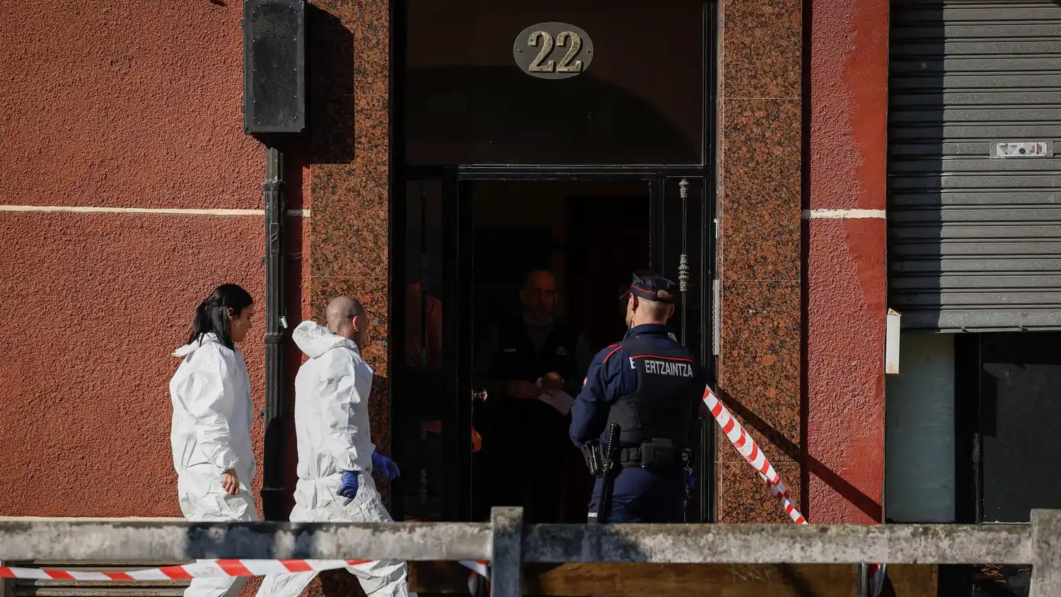 Tragedia en España: degolló a su hija de 13 años, hirió a su pareja y se quitó la vida