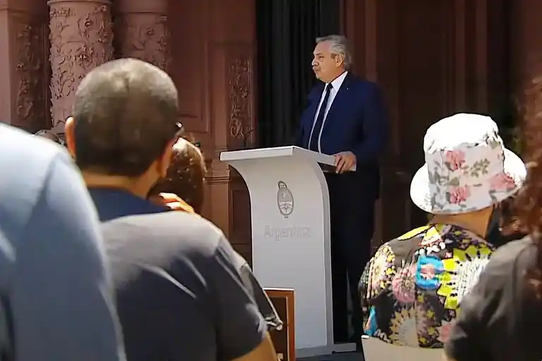 Fernández: Hoy "es un día triste" y es "un día de memoria" donde se rinde "un tributo a las víctimas de la violencia institucional"