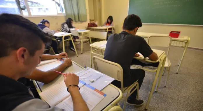 Según informe, de 10 alumnos que inician el secundario solo 4 terminan