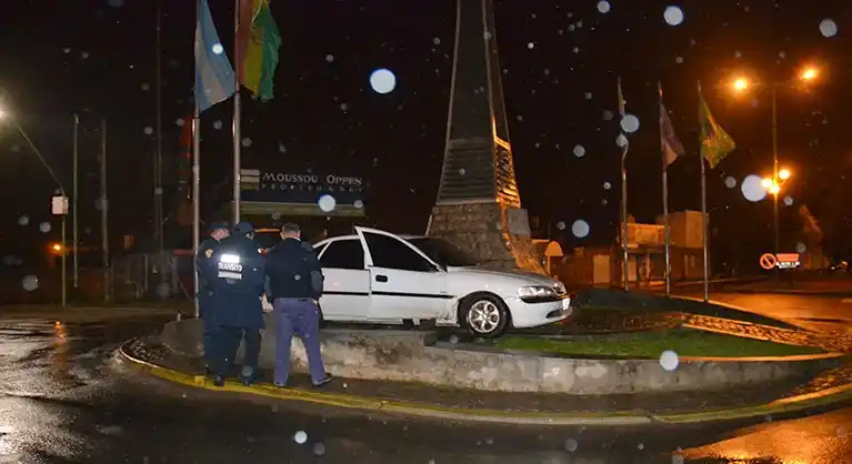 Otro alcoholizado al volante: se incrustó en un monumento  