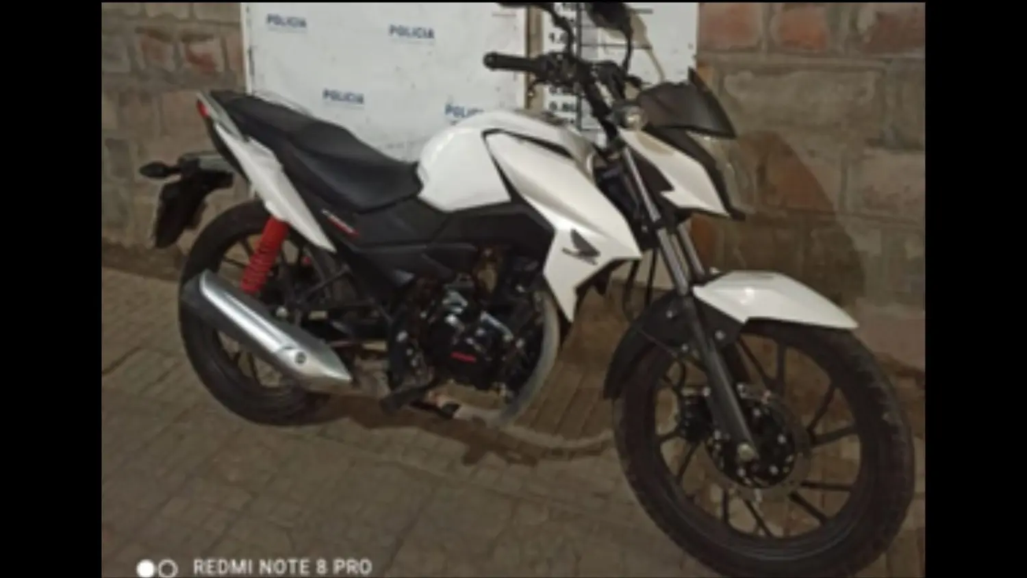 La moto robada fue encontrada abandonada entre pastizales.