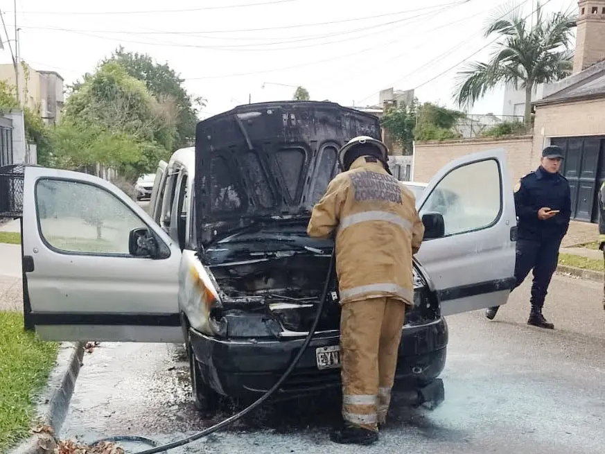 Bomberos Voluntarios sofocaron el incendio de una utilitaria