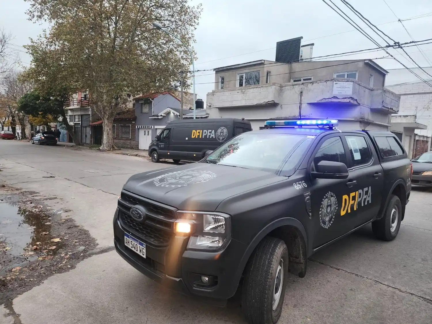 Allanamiento por presunta venta de drogas en un complejo de viviendas precarias
