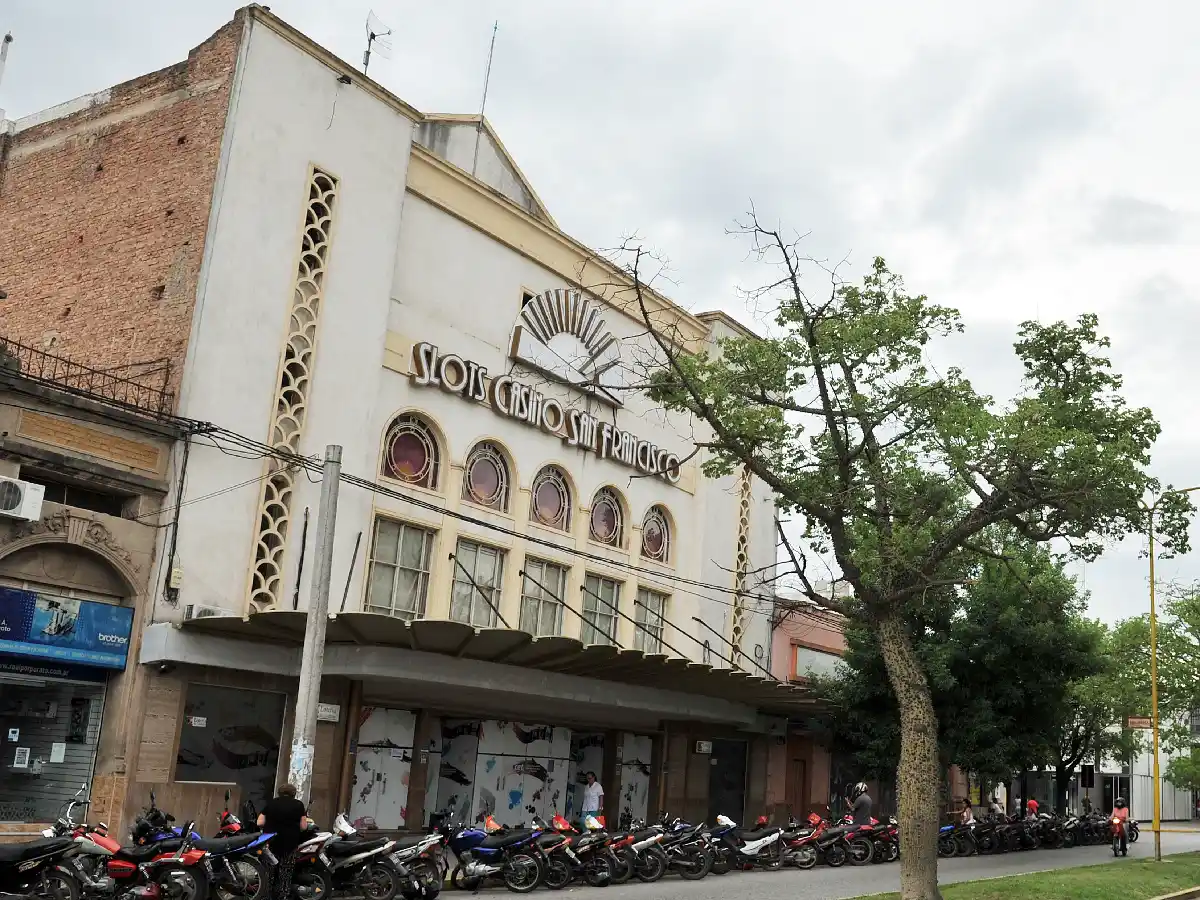 Golpeó un “tragamonedas” en el casino y lo detuvieron 