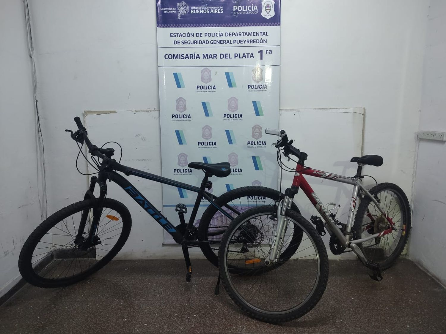 Entre doce le robaron las bicicletas a dos menores