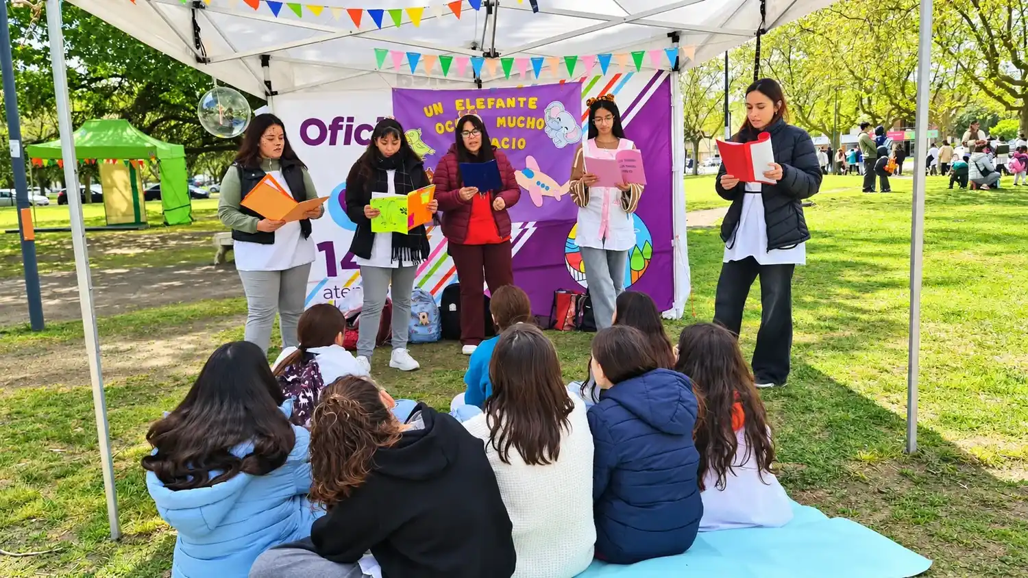 Lectura. La que llevan adelante estudiantes del profesorado de educación en la plaza Dardo Rocha