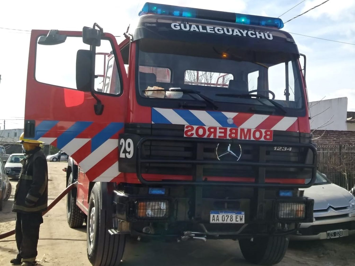 Una dotación de bomberos sofocó un incendio en una vivienda de un primer piso