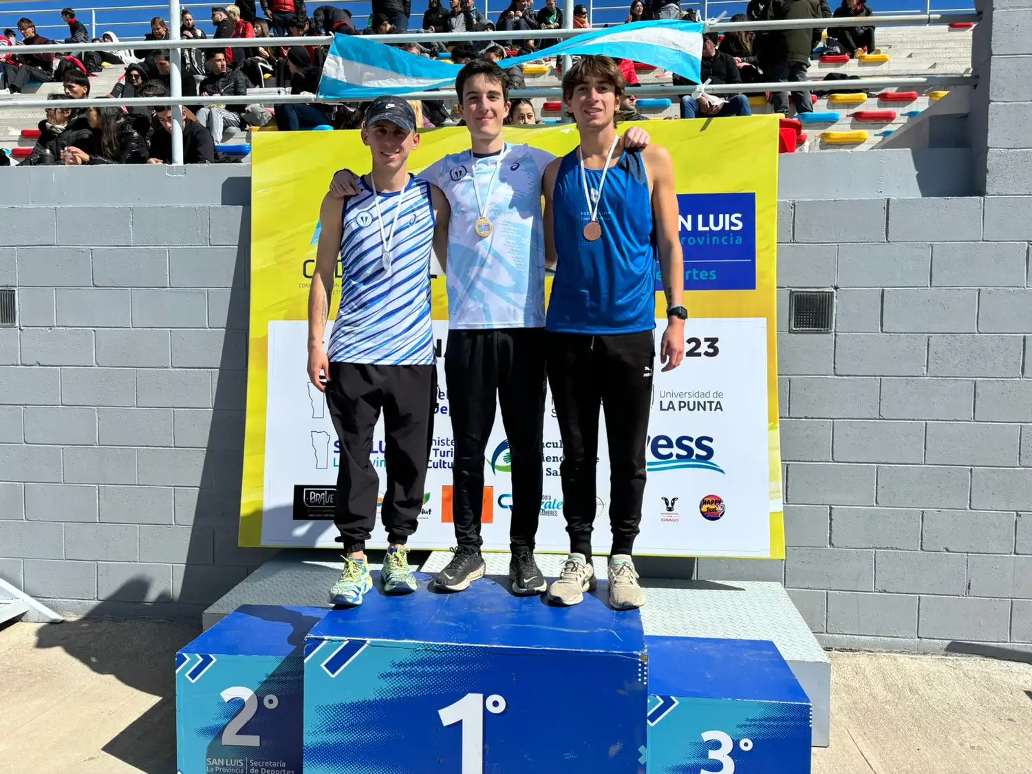 Santino Marchetti (tercero de izquierda a derecha) en el podio del Campeonato Nacional U23