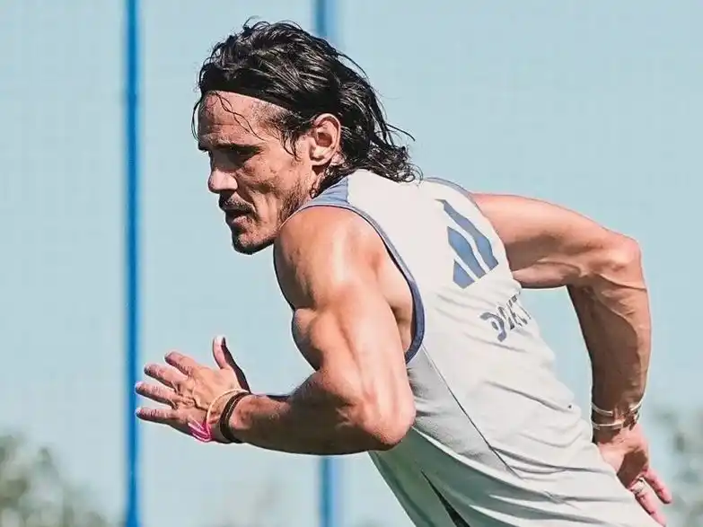 Edinson Cavani entrena diferenciado de sus compañeros.