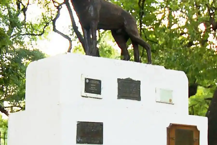 El monumento que recuerda al perro héroe está en el Cuerpo de la Policía Montada, en el barrio porteño de Palermo