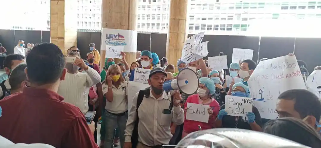 Vocación y estómagos vacíos: el día a día de trabajadores de hospitales en Venezuela