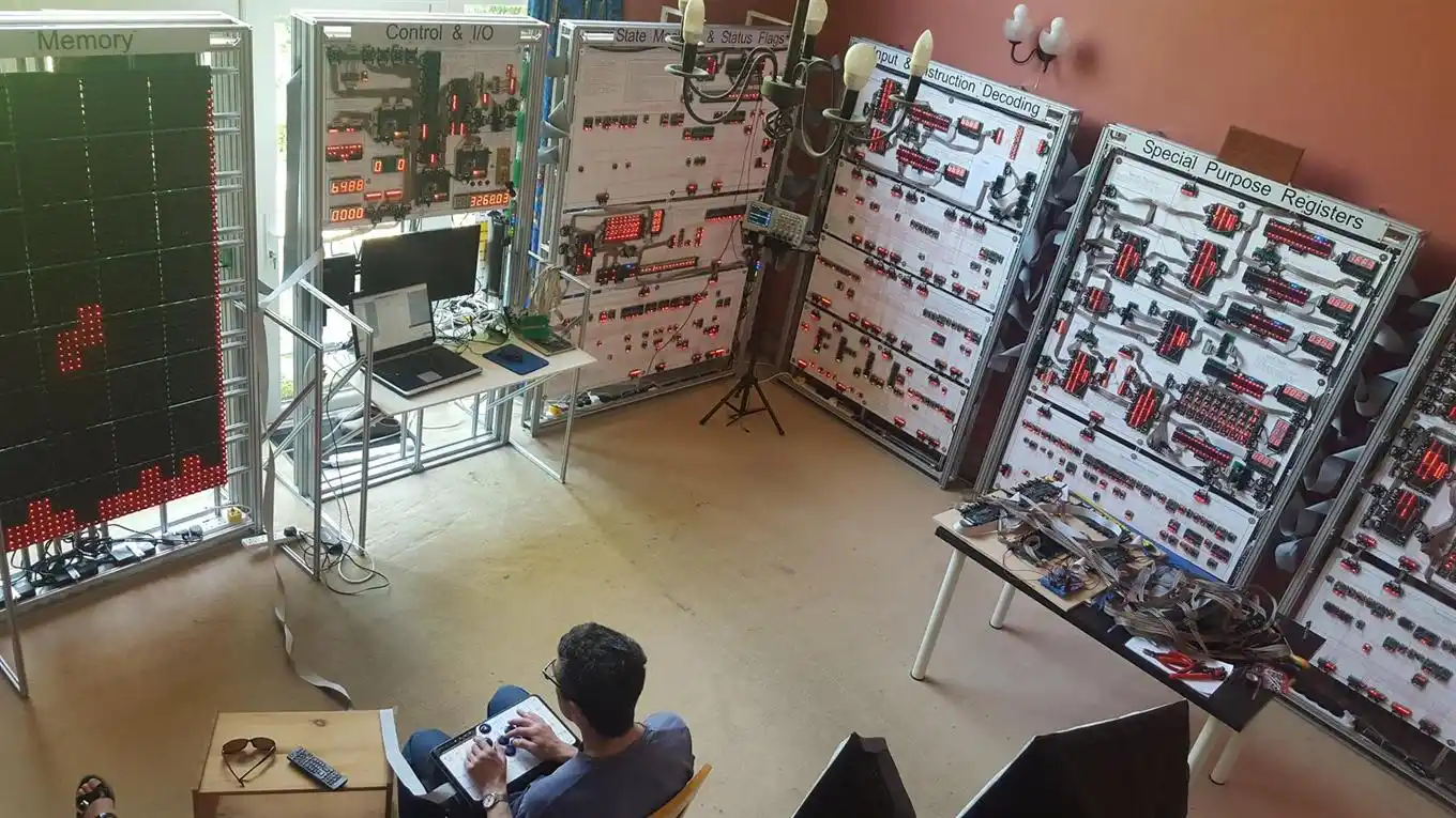 Hizo una computadora en su casa