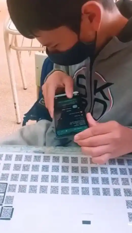 La escuela 504 y la Técnica de Chascomús crearon una tabla periódica para alumnos no videntes