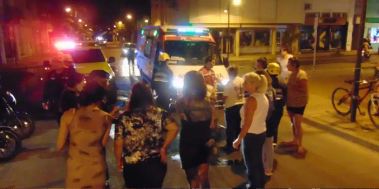 Vecinos se acercaron a la zona del accidente.