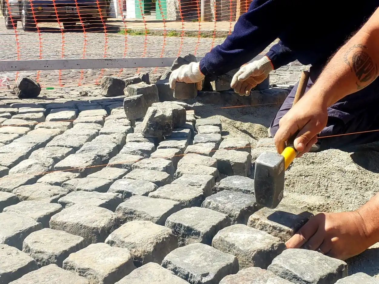 Los trabajos consisten en la remoción del granitullo deteriorado, la reparación de la base y la posterior reposición del mismo material.