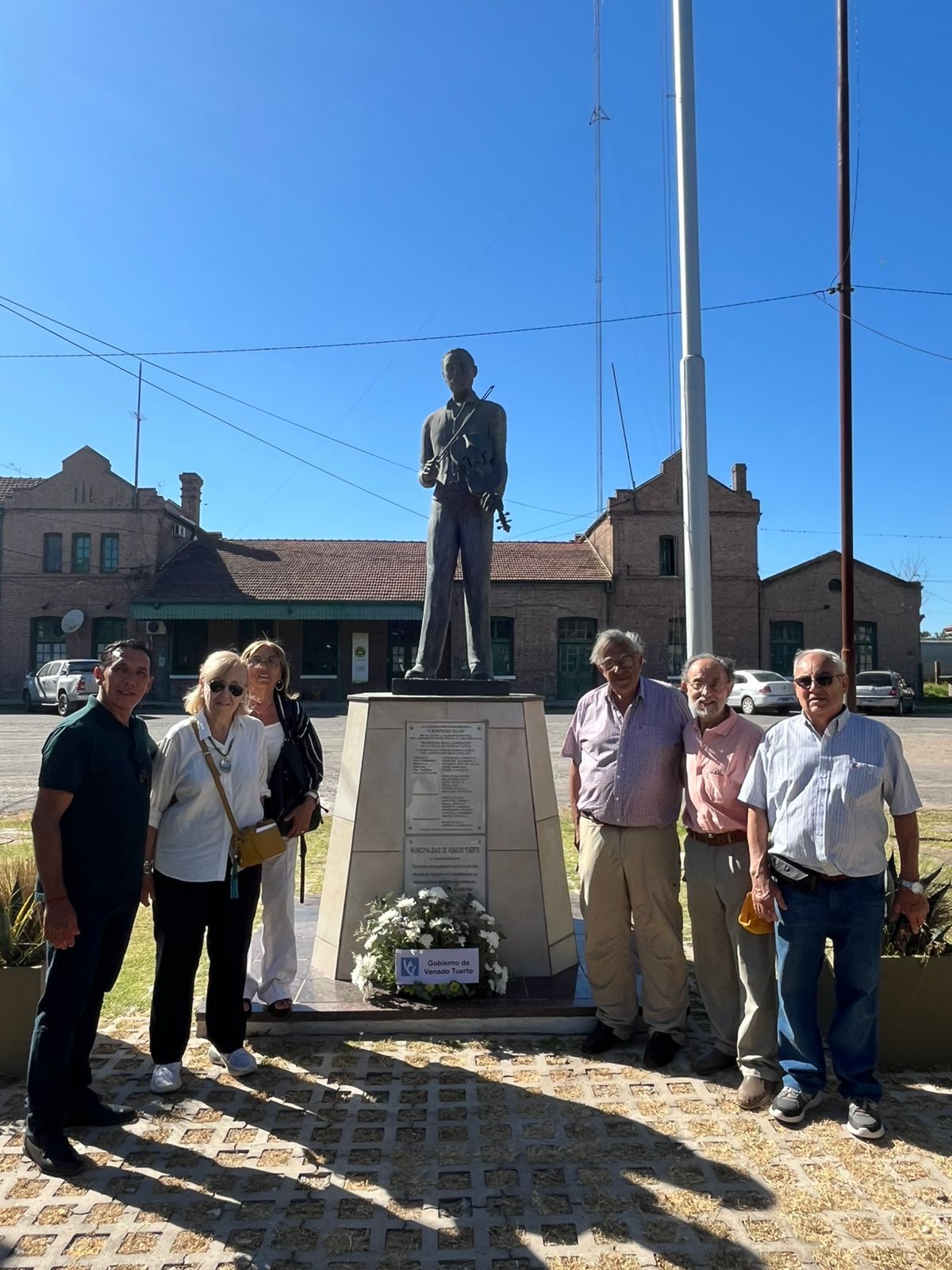 Uno de los homenajes fue en la explanada del ferrocarril.