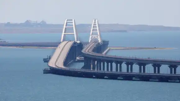 Ucrania atacó el puente de Crimea con explosivos submarinos en una operación secreta del SBU