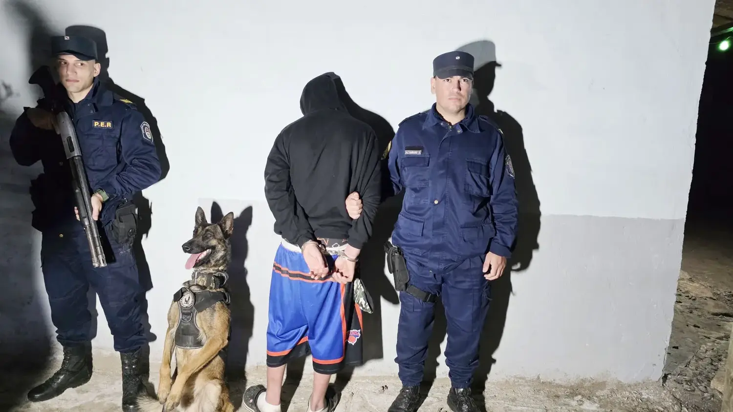 Detuvieron a dos menores de 15 años, uno con drogas y otro con un arma