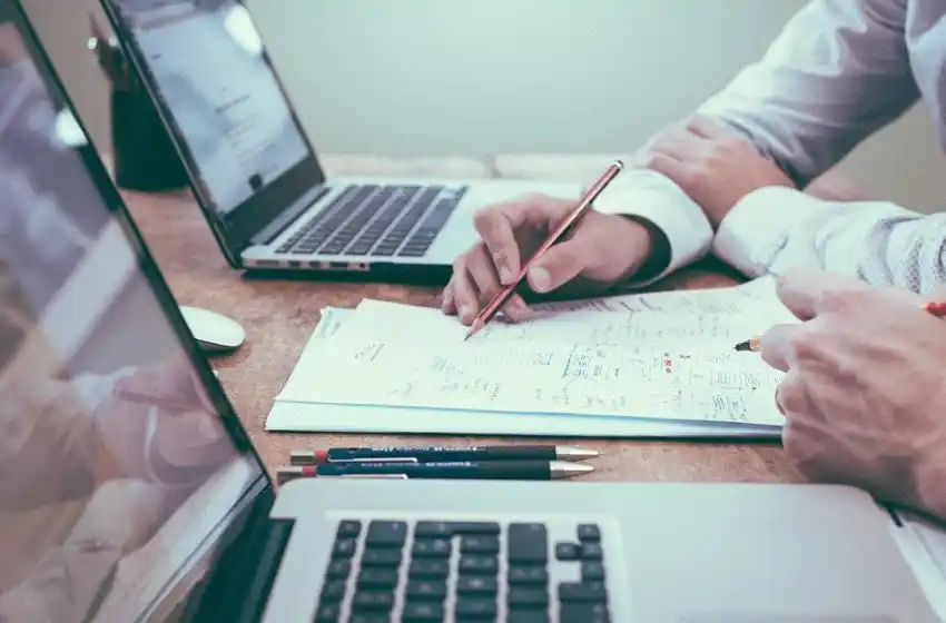 Proponen reducir la jornada laboral a seis horas en grandes empresas