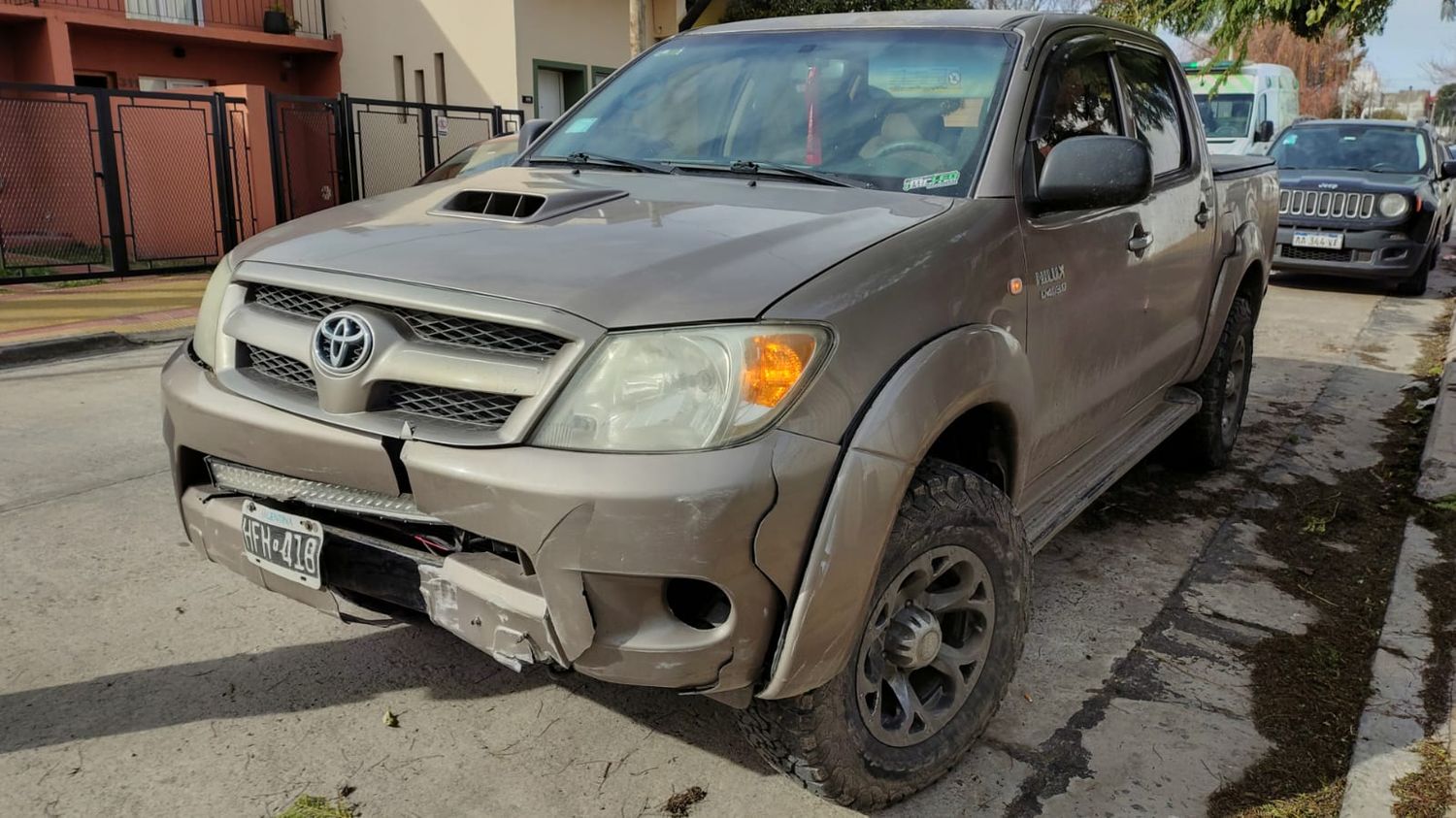 Una camioneta impactó de lleno contra un vehículo estacionado