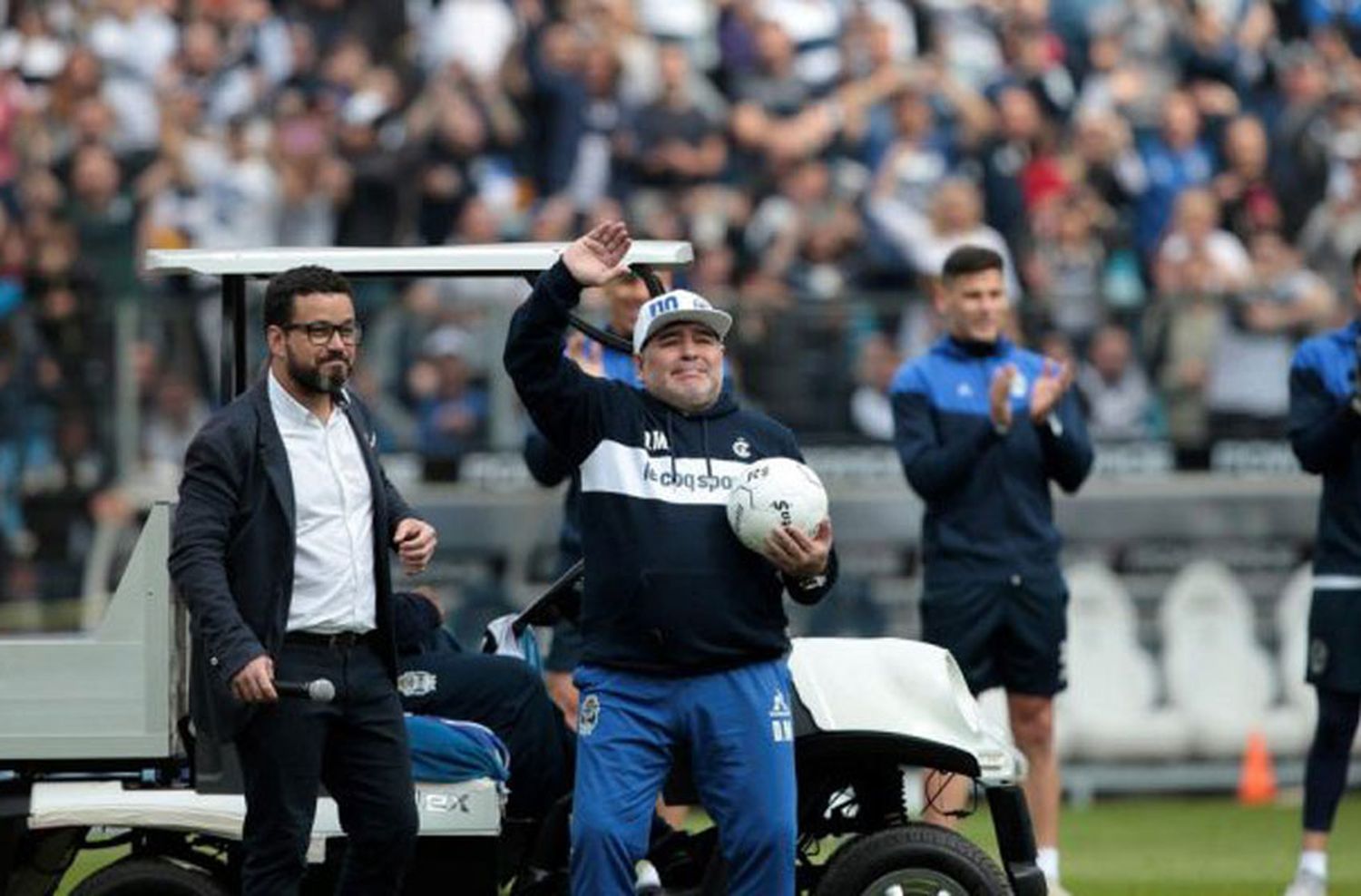 Un marco ideal para la llegada de Maradona a la ciudad