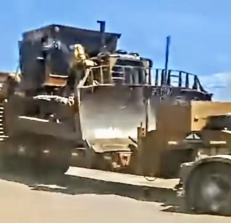 La maquinaria asfaltadora en el campo del Gobernador