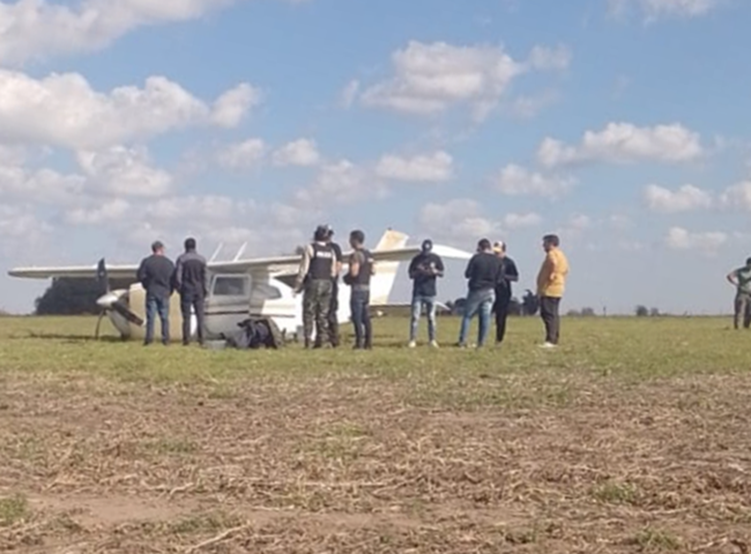 Hallaron avioneta en zona rural de Pergamino y sospechan que era usada para transportar droga