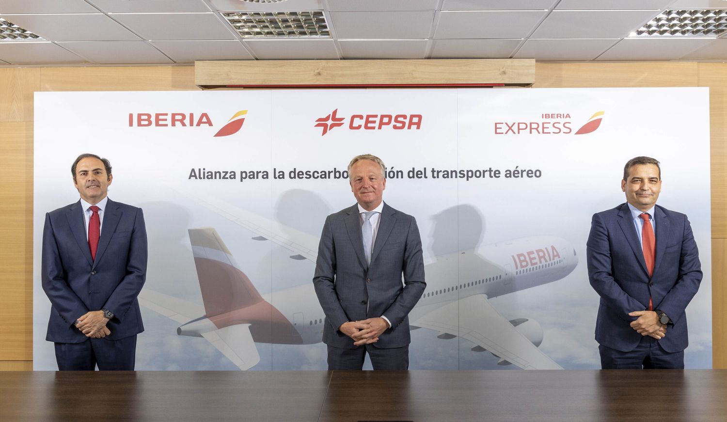 Iberia  y CEPSA firman acuerdo para avanzar en la descarbonización del transporte aéreo