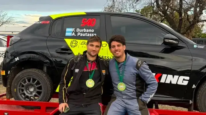 Jeremías junto a su primo y navegante Luciano Costamagna.