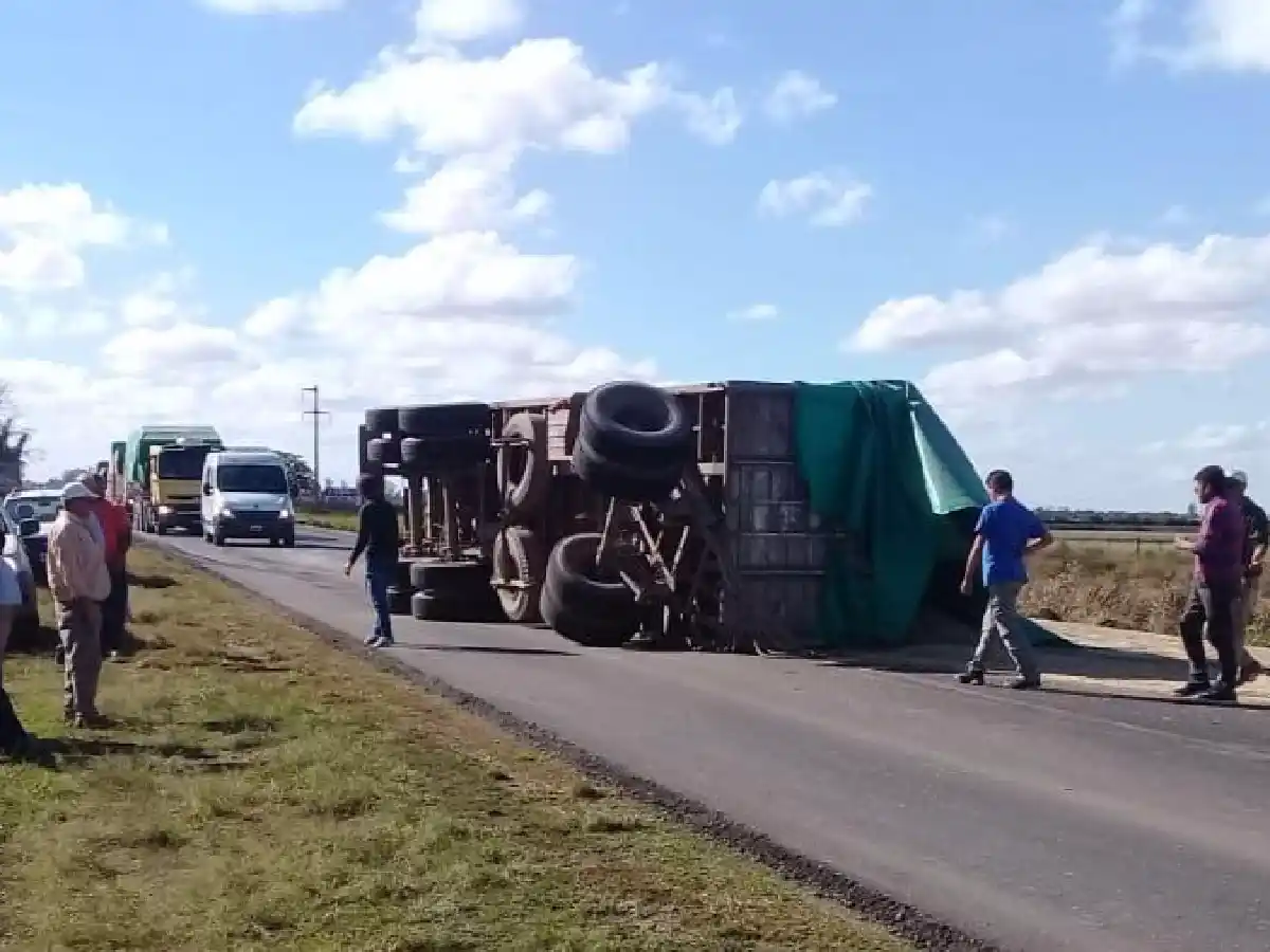 Volcó acoplado cargado de soja en la ruta provincial 1
