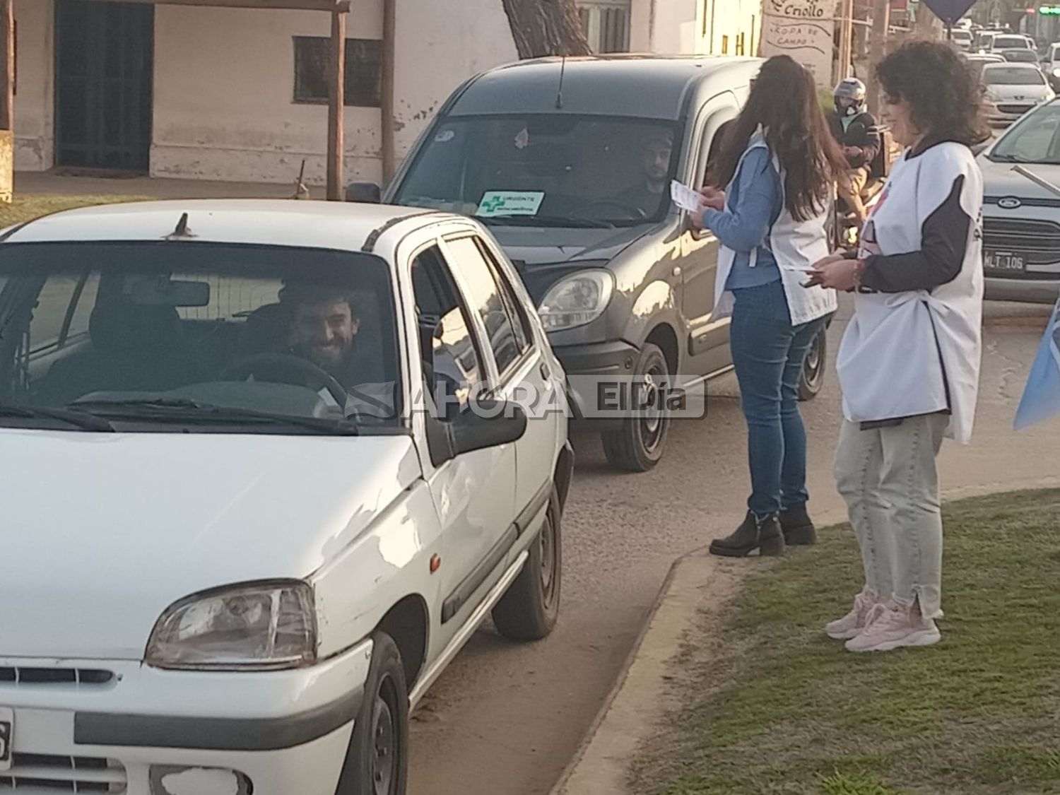 En el ingreso sur de la ciudad, los docentes entregan panfletos a los automovilistas.