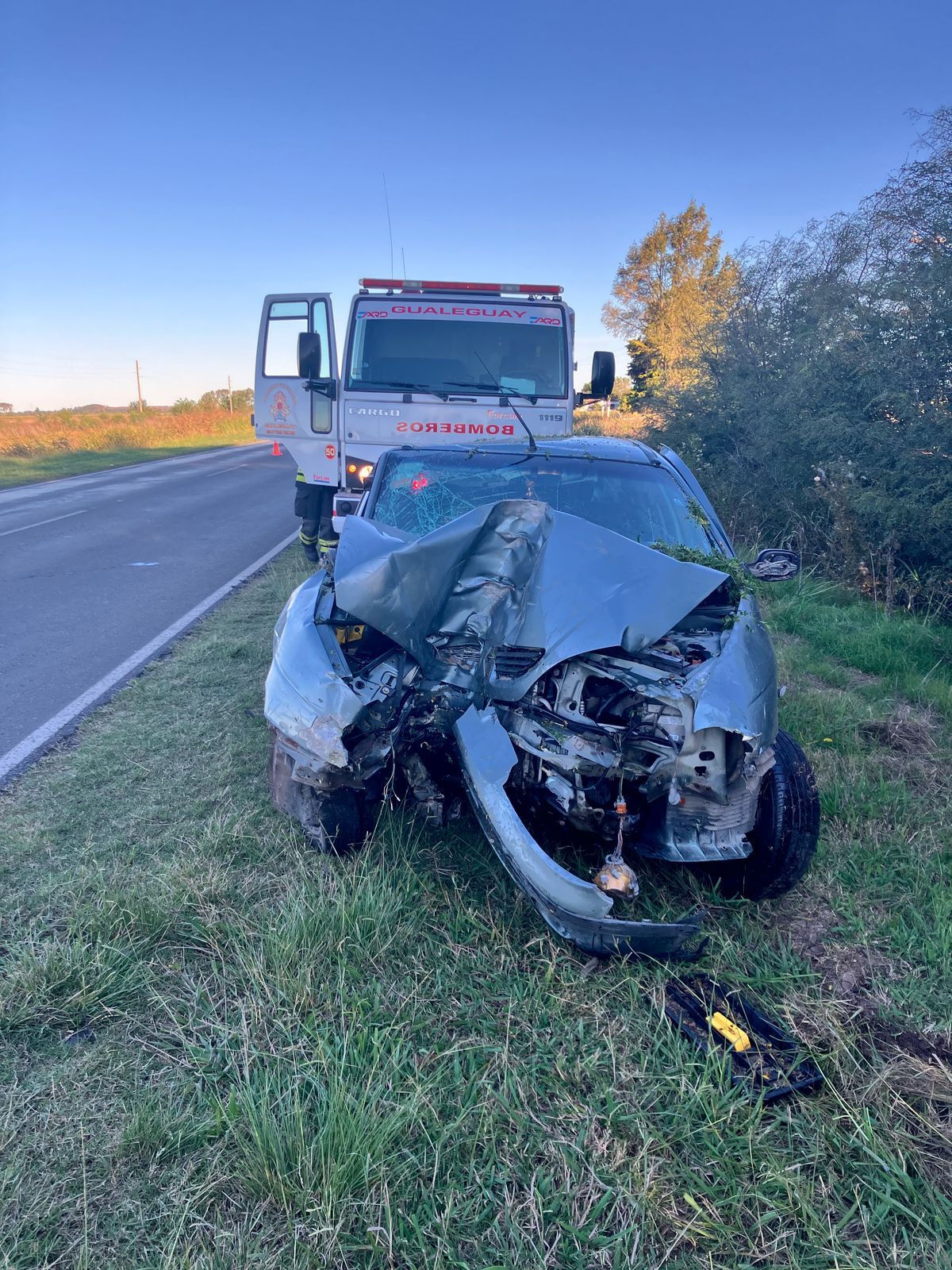Gran impacto de un automóvil en Ruta 11