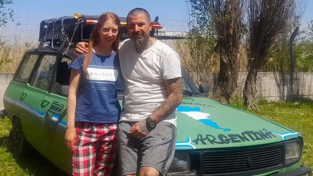 Cansados de no llegar a fin de mes, modificaron un Renault 12 y recorren la argentina