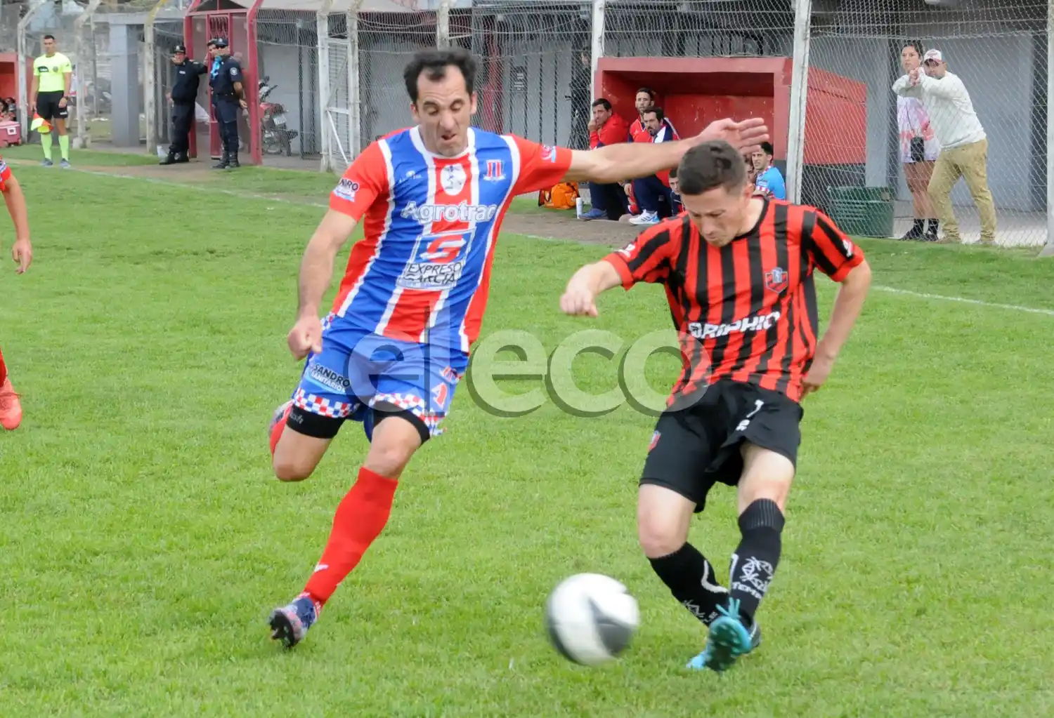 Valle (Independiente) saca el centro a pesar de la presencia de Sánchez (Ferro).