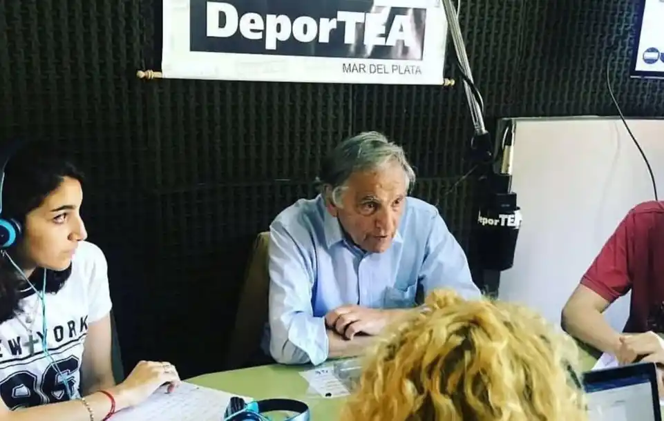 El "Cholo" Ciano en DeporTEA, junto a estudiantes de periodismo, la academia que dirige Juan Carlos Morales.