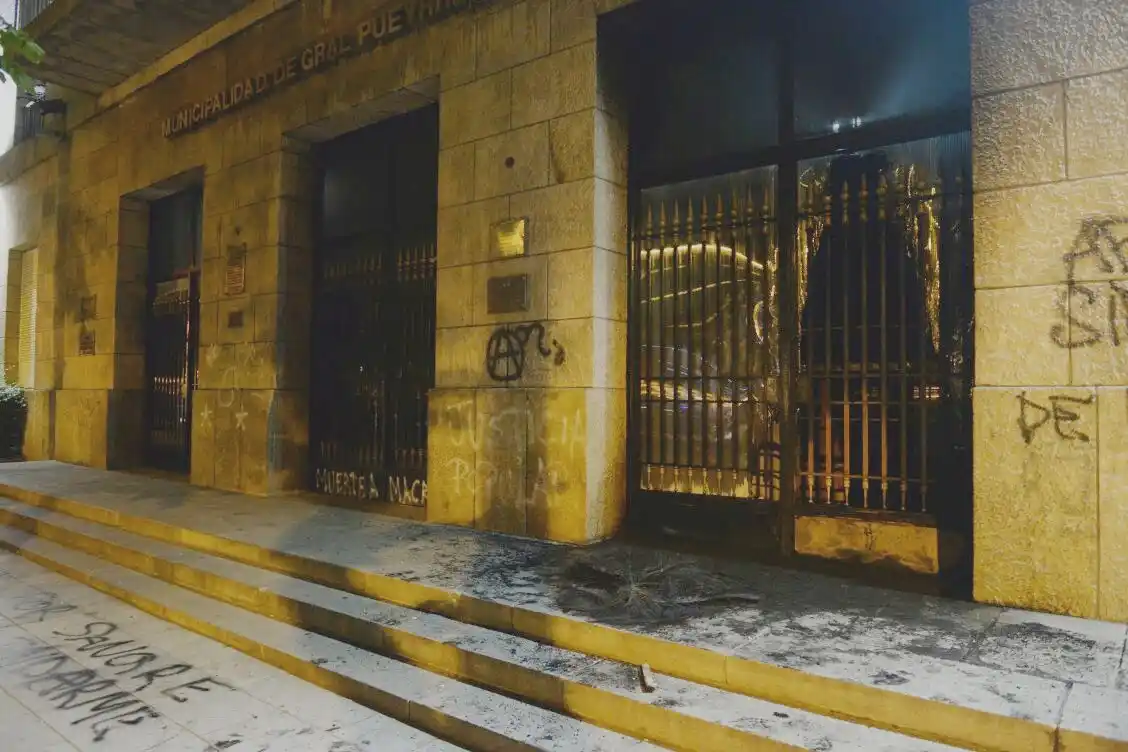 La muerte de Santiago Maldonado: Destrozos y pintadas en el frente de la Municipalidad de Mar del Plata
