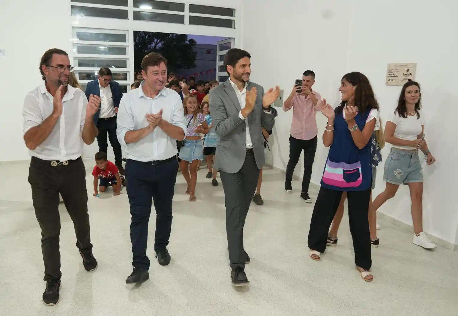 Tras el corte de cinta, las autoridades recorrieron el establecimiento educativo.