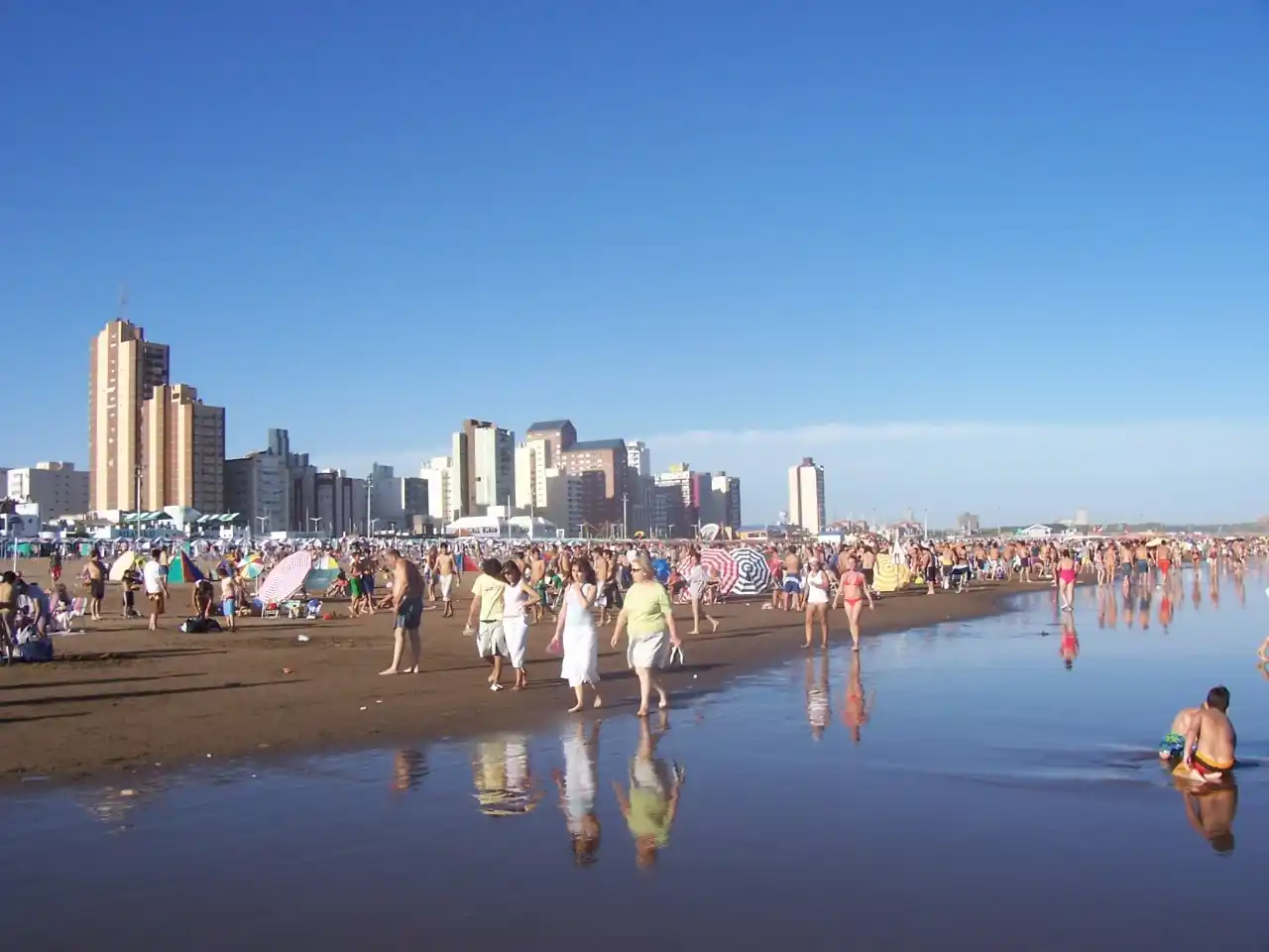 Ya están los precios para alquilar carpas o sombrillas en el verano de Necochea: ¿Cuánto sale?